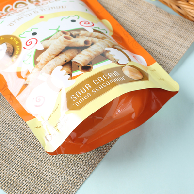 De encargo impresa se levantan la bolsa con la cremallera para el caramelo. Galletas, galletas. Empaquetado del café